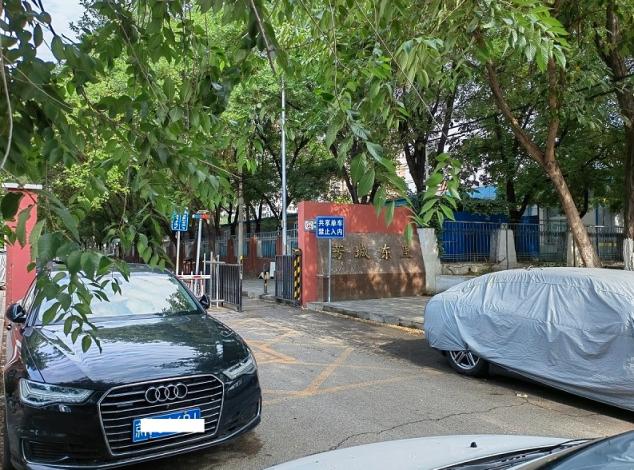 记者调查小区消防设施岂能成摆设,无人管理的小区阻挡消防通道