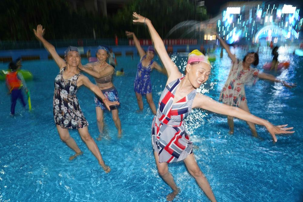 重庆夏夜烟火气|水乐园“最强嬢嬢”:花式避暑,我在造浪池跳广场舞