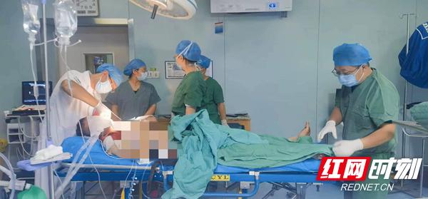 男子身受重伤到医院救治,男子受重伤命悬一线