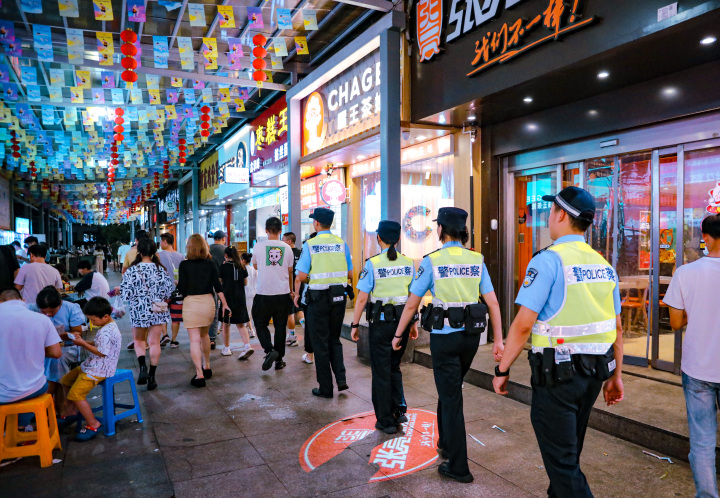 00后新警夜巡杭州网红“啦喜街”，人间烟火中的成长历程