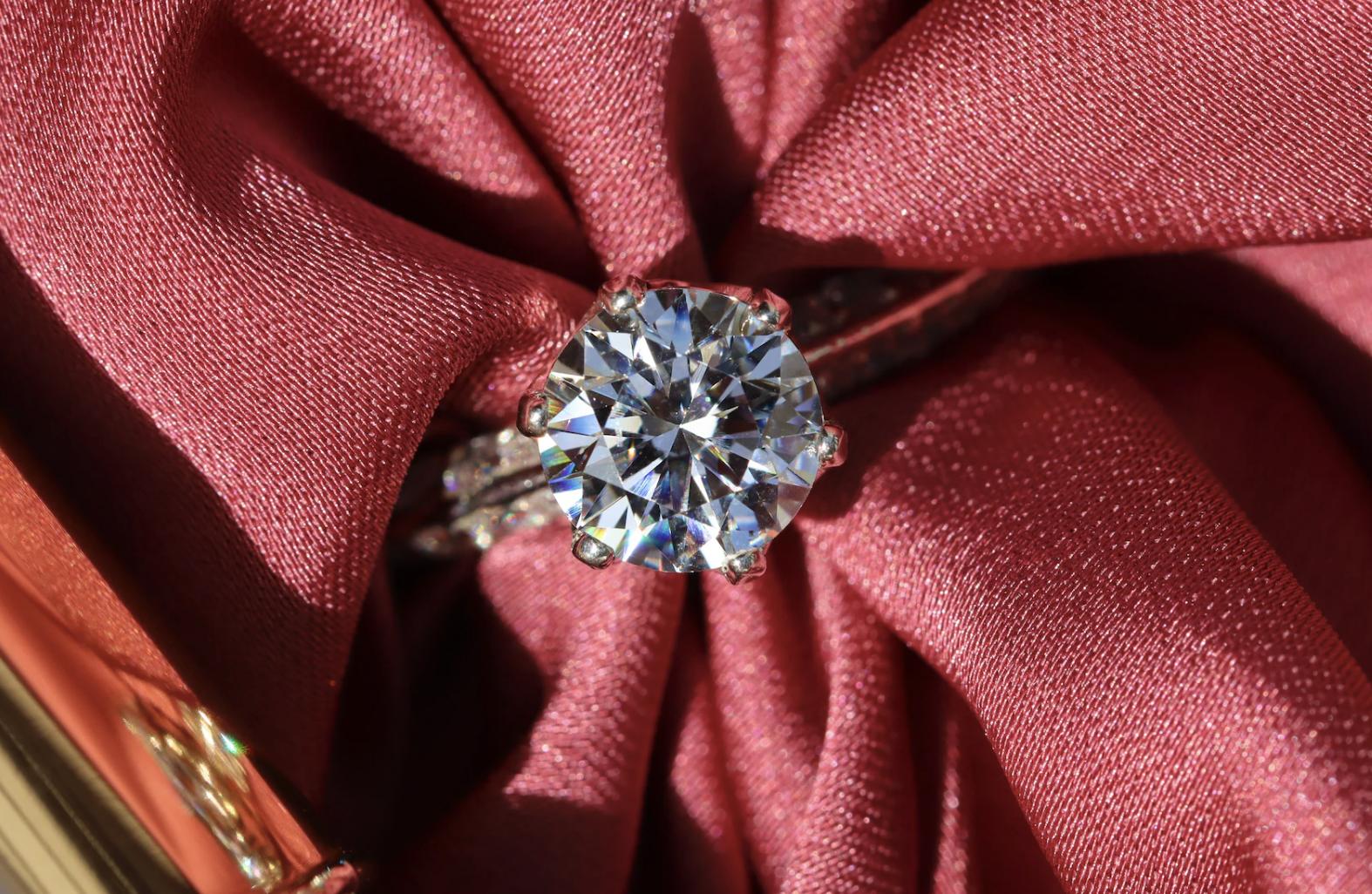 买钻石为什么不如买黄金,2018钻石价格下跌