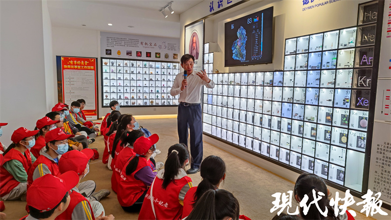 企业家变身科普达人：在孩子们心中种下科学探索的种子