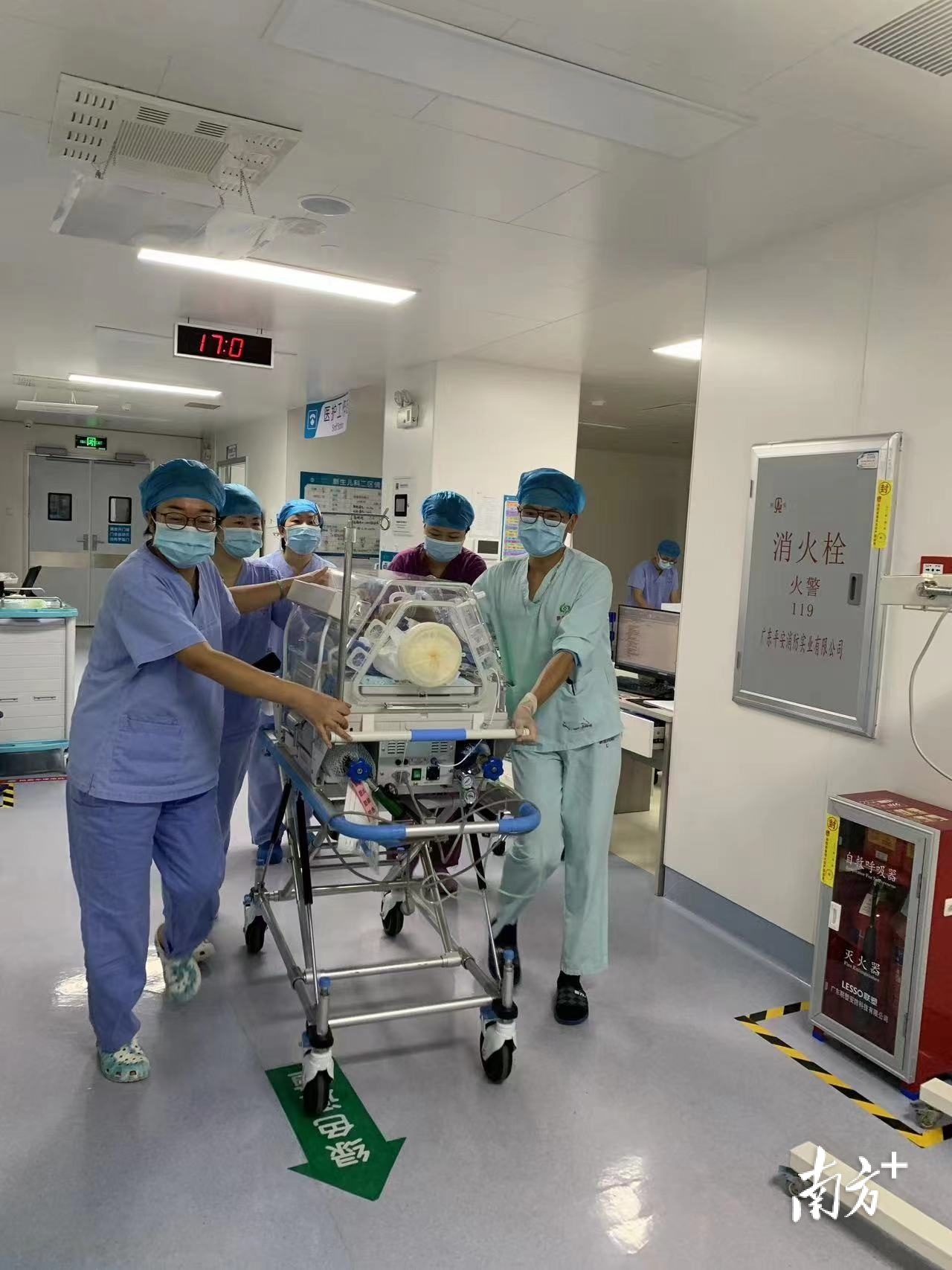 59岁高龄产妇顺产生下双胞胎现状,博爱医院产科三胞胎