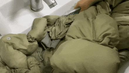 用洗衣机洗羽绒服的正确方法,穿一冬天的羽绒服怎么洗