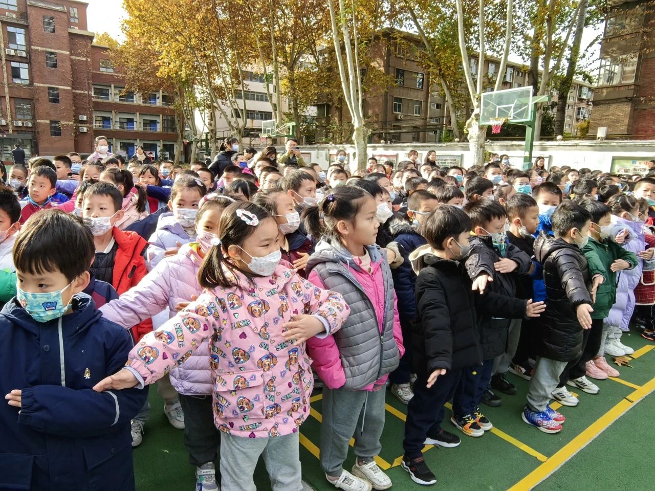 华联小学交通安全宣讲活动,太白街小学交通安全主题课