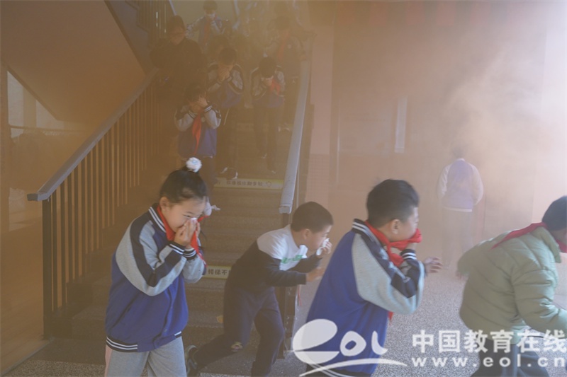 安全教育日九莲小学开展消防应急疏散演习