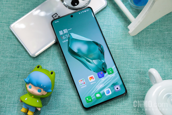 一加12屏幕有一个亮点,一加12性能评测有无线充吗